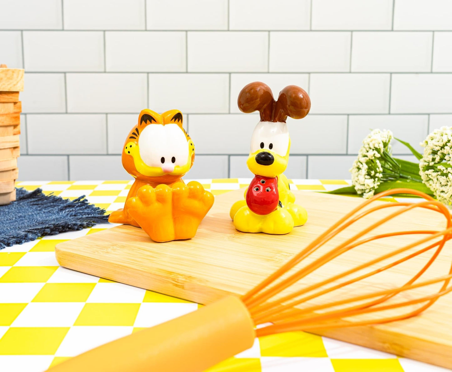 Garfield and Odie Character Ceramic Salt and Pepper Shaker Set - Paramount Shop