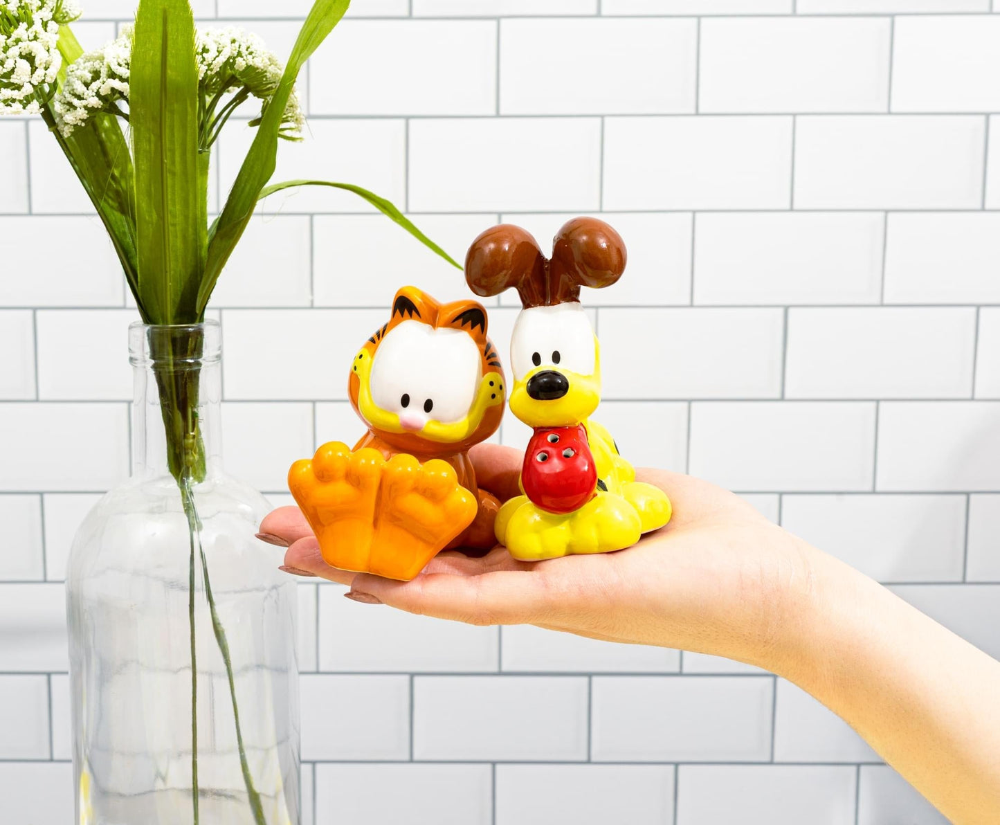 Garfield and Odie Character Ceramic Salt and Pepper Shaker Set - Paramount Shop